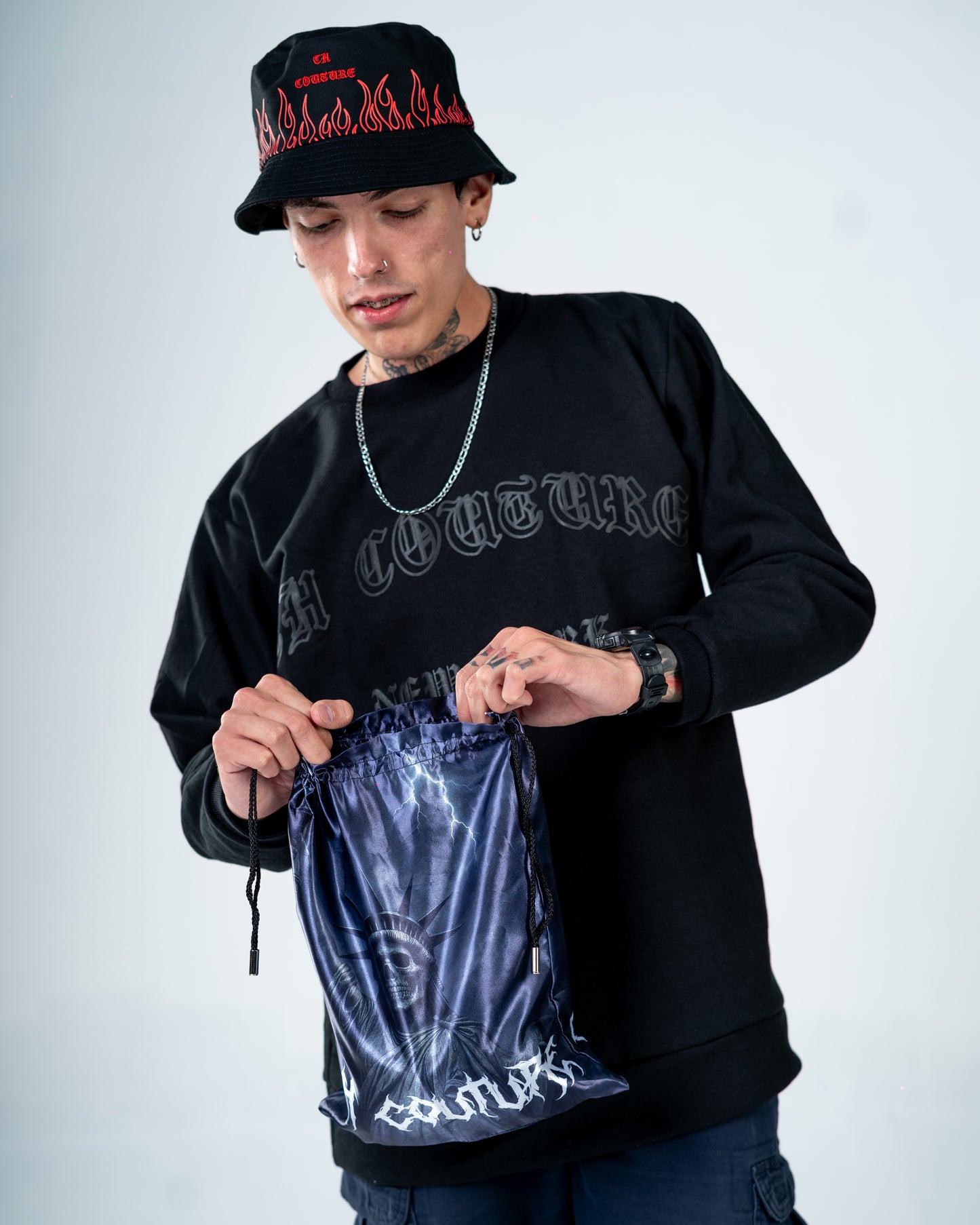 REVERSIBLE BUCKET HAT